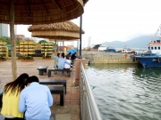 川沿いのバクダン通りはデートスポットにも